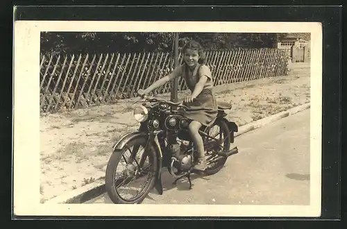 AK Junges Mädchen auf einem Motorrad