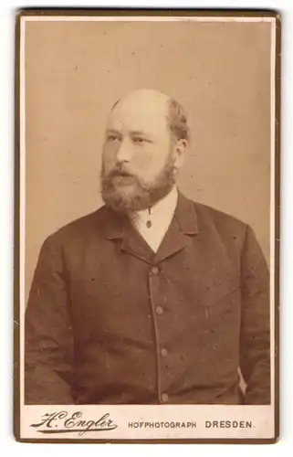 Fotografie H. Engler, Dresden, Herr mit Vollbart im Anzug
