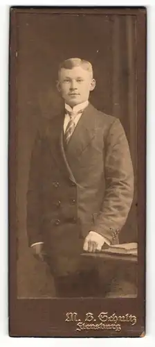 Fotografie M. B. Schultz, Flensburg, Portrait blonder charmant blickender Mann in Krawatte und Anzug