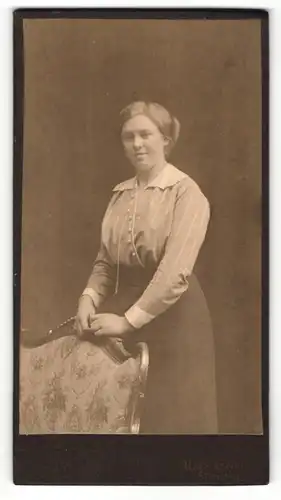 Fotografie M. B. Schultz, Flensburg, Portrait lächelndes Fräulein in gestreifter Bluse und Knopfleiste