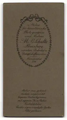 Fotografie M. B. Schultz, Flensburg, Portrait lächelndes Fräulein in gestreifter Bluse und Knopfleiste