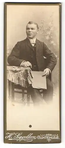 Fotografie H. Siggelkow, Buxtehude, Portrait junger Mann mit zurückgekämmtem Haar im Anzug