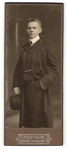 Fotografie Adolf Nahme, Stade, Portrait blonder junger Mann mit Hut im Anzug
