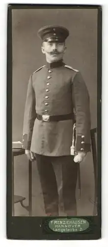 Fotografie F. Renziehausen, Hannover, Portrait stattlicher Soldat in interessanter Uniform