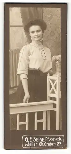 Fotografie G. E. Seige, Pössneck, Portrait lächelnde Schönheit mit Brosche und Halskette