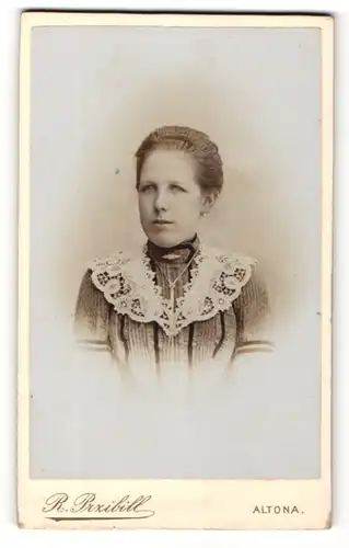 Fotografie R. Przibill, Altona, Portrait junge Frau in einem Kleid mit Spitze