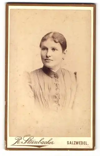 Fotografie R. Steinbacher, Salzwedel, Portrait junge Frau elegant frisiert mit Ohrschmuck