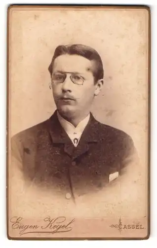 Fotografie Eugen Kegel, Kassel, Mann mit Brille im Anzug