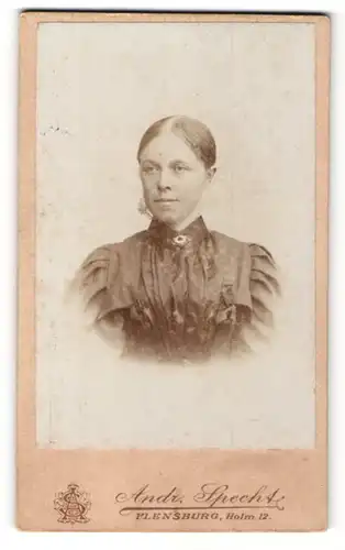 Fotografie Andr. Specht, Flensburg, Frau mit gelangweiltem Blick im Kleid