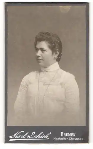 Fotografie Karl Schiek, Bremen, Portrait Fräulein mit zusammengebundenem Haar in weiss