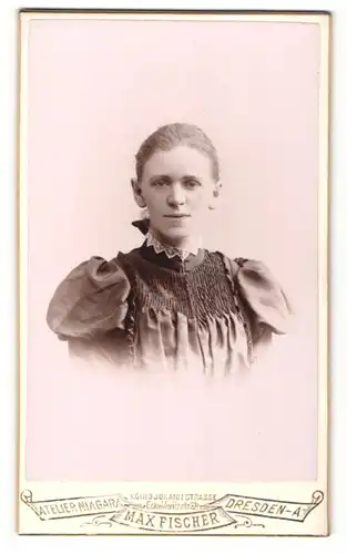 Fotografie Max Fischer, Dresden-A, Portrait Frau mit zusammengebundenem Haar