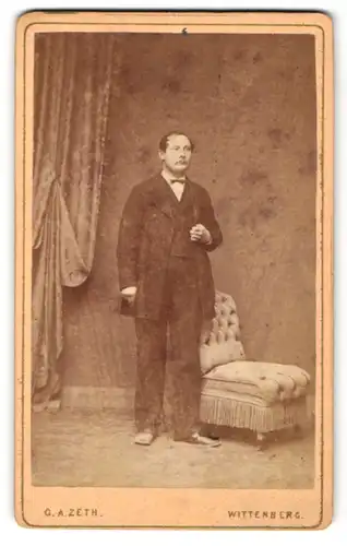 Fotografie G. A. Zeth, Wittenberg, Portrait junger Mann in zeitgenöss. Garderobe