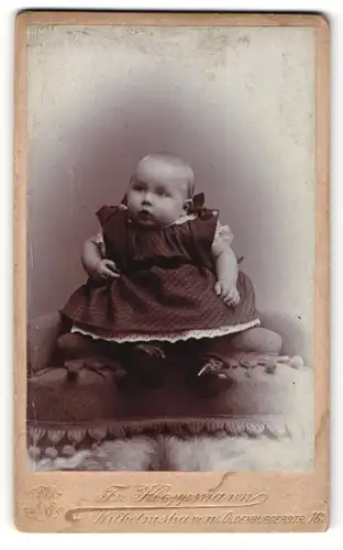 Fotografie Fr. Kloppmann, Wilhelmshaven, Portrait Säugling in Kleid