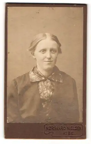 Fotografie Norgaard Nielsen, Ribe, Portrait junge Frau in zeitgenöss. Kleidung