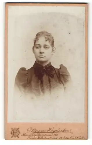 Fotografie Ottmar Heydecker, Hamburg, Portrait junge Frau mit zusammengebundenem Haar