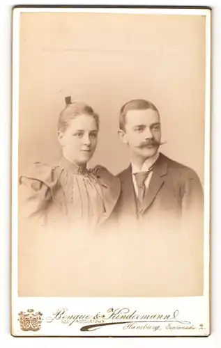 Fotografie Benque & Kindermann, Hamburg, Portrait junger Herr mit gezwirbeltem Schauzbart und junge Dame