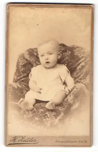 Fotografie H. Zeider, Berlin-SW, Portrait niedliches Kleinkind im weissen Hemd auf Sessel sitzend