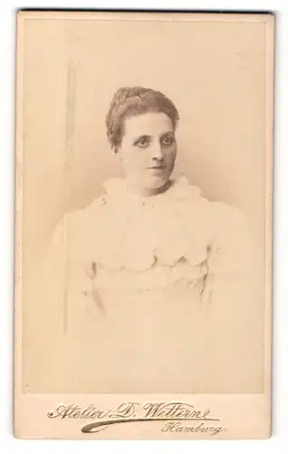 Fotografie D. Wettern, Hamburg, Portrait hübsch gekleidete Dame mit Hochsteckfrisur