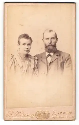 Fotografie Th. Petersen, Hamburg, Portrait bürgerliches Paar in hübscher Kleidung