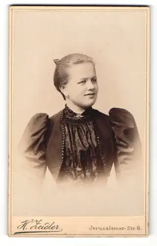 Fotografie H. Zeidler, Berlin-SW, Portrait junge Dame im eleganten Kleid mit Puffärmeln