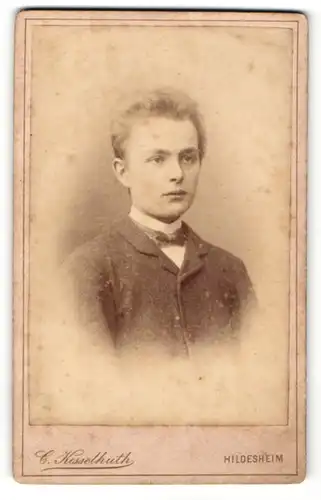 Fotografie C. Kesselhuth, Hildesheim, Portrait Bursche im Jacket