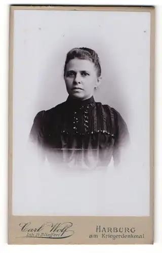 Fotografie Carl Wolf, Harburg, Portrait in schöner Bluse