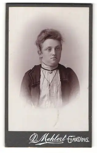 Fotografie D. Mehlert, Garding, Modisch gekleidete Frau mit Halskette