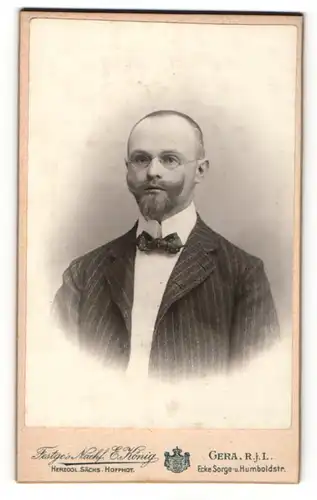 Fotografie Festhe`s Nachfolger E. König, Gera, Herr mit Brille und Bast