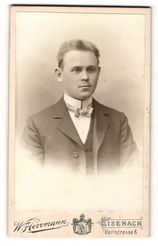 Fotografie W. Herrmann, Eisenach, junger Herr im Anzug mit Fliege