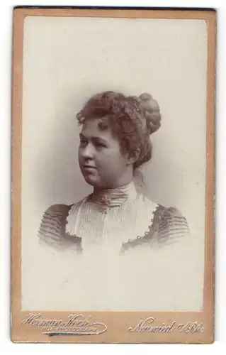Fotografie Herman Koch, Neuwied a. Rhein, junge Frau mit geflochtenen Haaren