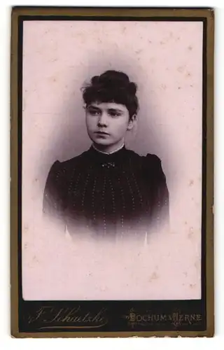 Fotografie F. Schaetzke, Bochum, Portrait dunkelhaarige junge Schönheit mit Brosche am Blusenkragen