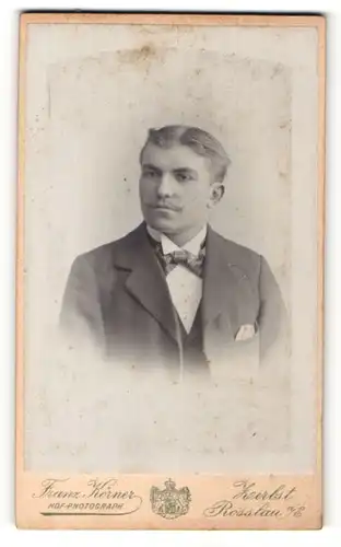 Fotografie Franz Körner, Zerbst, Portrait stattlicher junger Mann mit Oberlippenbart