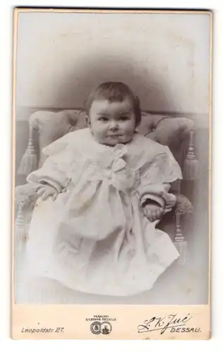 Fotografie L. K. Jue, Dessau, Portrait bezauberndes Kleinkind im weissen Taufkleidchen