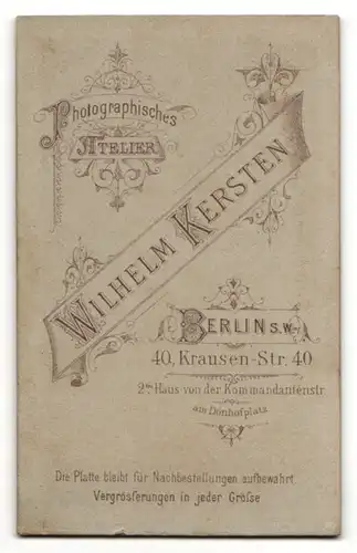 Fotografie Wilhelm Kersten, Berlin, Portrait blondes Fräulein mit Brosche am Kragen