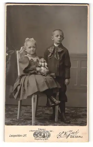 Fotografie L. K. Jue, Dessau, Portrait bezauberndes Kinderpaar in hübscher Kleidung und Puppe