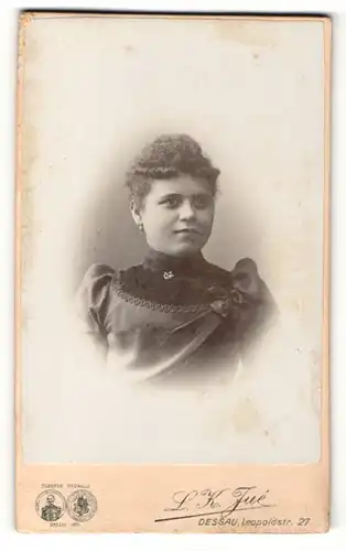 Fotografie L. K. Jue, Dessau, Portrait schöne junge Frau mit lockigem Haar