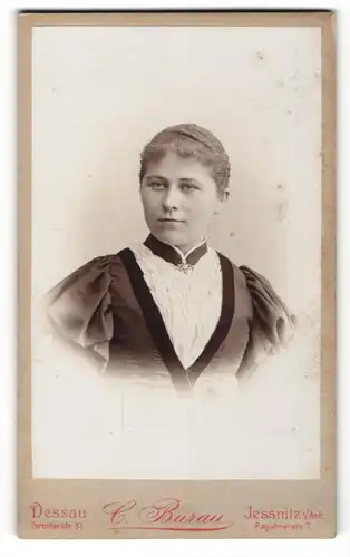 Fotografie C. Burau, Dessau, Portrait junge Dame mit zurückgebundenem Haar und Kragenbrosche