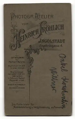 Fotografie Heinr. Fröhlich, Ingolstadt, Portrait bürgerlich gekleideter Herr mit Hut am Tisch sitzend