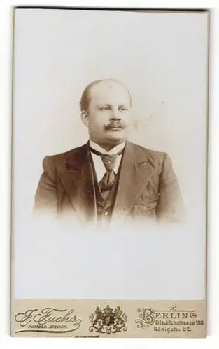 Fotografie J. Fuchs, Berlin, Portrait bürgerlicher Herr im Anzug mit Krawatte und Schnauzbart