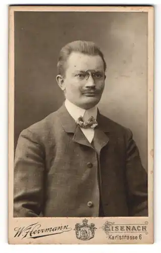 Fotografie W. Herrmann, Eisenach, Portrait bürgerlicher Herr im Anzug mit Schnauzbart und Zwicker