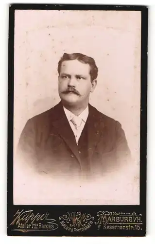 Fotografie Küpper, Marburg i / H., Portrait bürgerlicher Herr im Anzug mit Krawatte und Schnauzbart