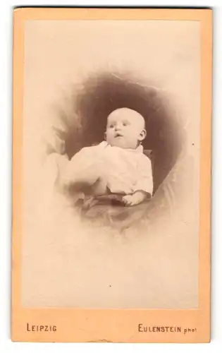Fotografie Eulenstein, Leipzig, Portrait Säugling in Leibchen