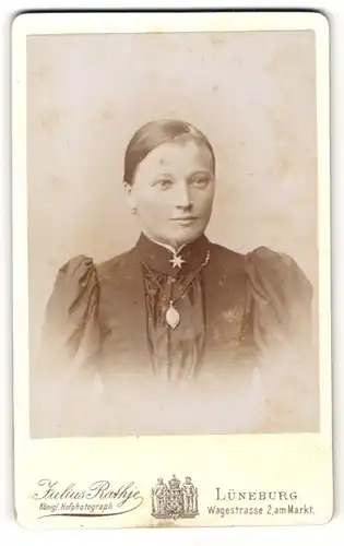 Fotografie Julius Rathje, Lüneburg, Portrait junge Frau mit zusammengebundenem Haar