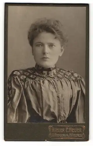 Fotografie E. Heuer, Wittenberg a/E, Portrait Dame mit zusammengebundenem Haar