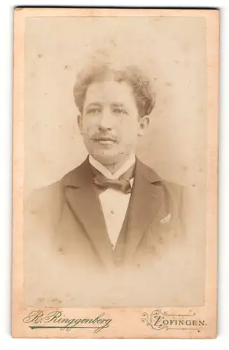 Fotografie R. Ringgenberg, Zofingen, Portrait junger Herr in Anzug mit Fliege