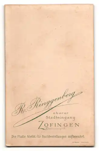 Fotografie R. Ringgenberg, Zofingen, Portrait junger Herr in Anzug mit Fliege