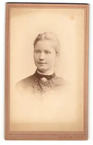 Fotografie Th. Prümm, Berlin, Portrait Fräulein mit zusammengebundenem Haar
