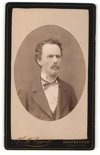 Fotografie F. M. Eggart, Kaufbeuren, Portrait Herr mit zurückgekämmtem Haar und Oberlippenbart