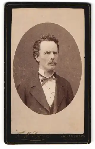 Fotografie F. M. Eggart, Kaufbeuren, Portrait Herr mit zurückgekämmtem Haar in zeitgenöss. Kleidung