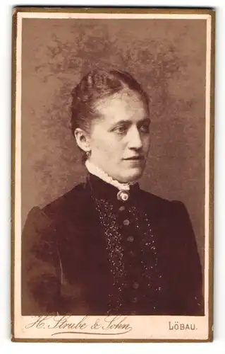 Fotografie H. Strube & Sohn, Löbau i/S, Portrait Dame mit zusammengebundenem Haar